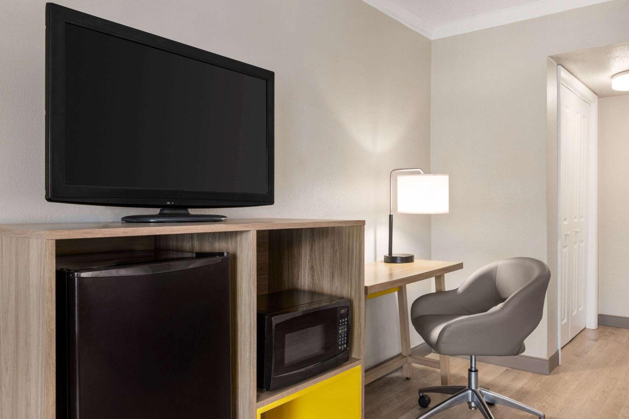Days Inn By Wyndham Miami Airport North Miami Springs Bagian luar foto