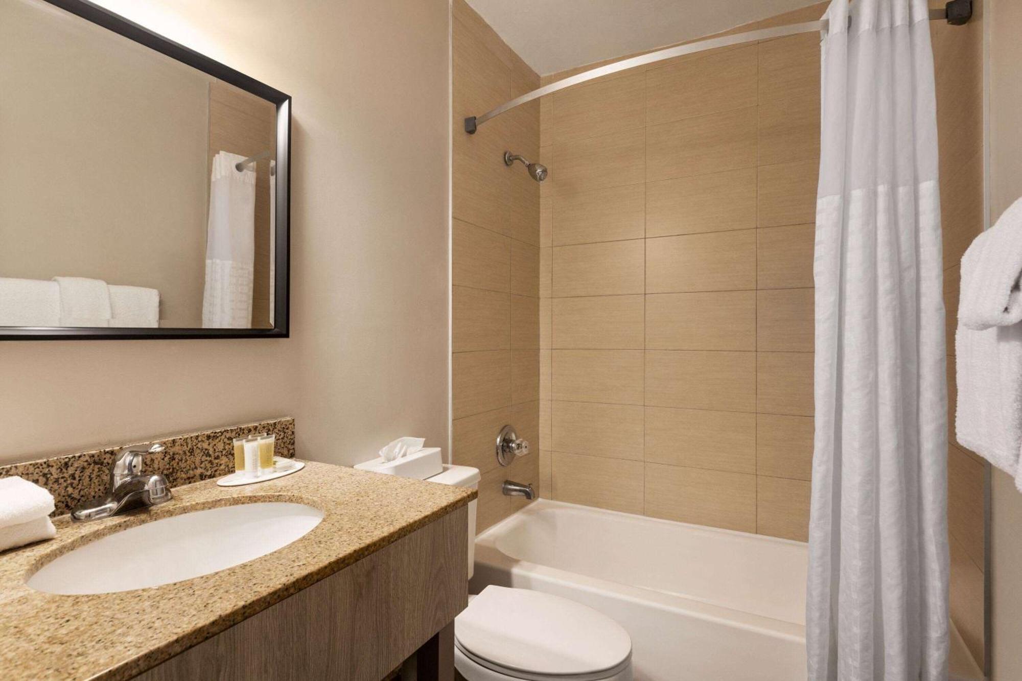 Days Inn By Wyndham Miami Airport North Miami Springs Bagian luar foto